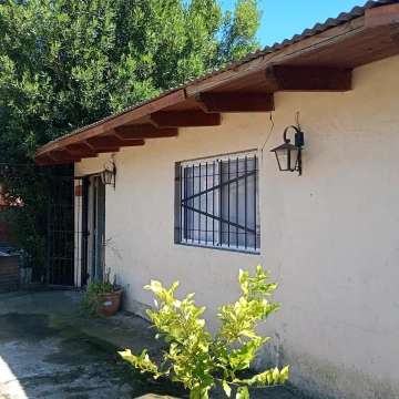 VENTA - Casa a refaccionar con jardín y cochera - Roldán.