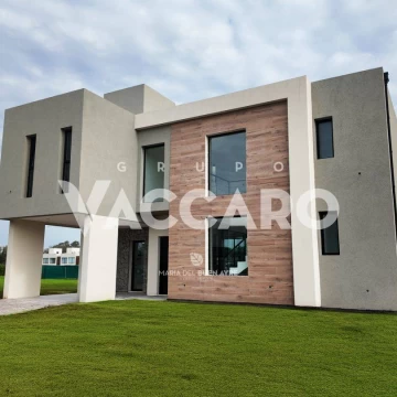 Casa en venta, 5 ambientes en Ituzaingo barrio cerrado con amenities