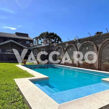 CASA EN VENTA 5 AMBIENTES EN ITUZAINGÓ NORTE - PISCINA Y AMPLIO JARDIN