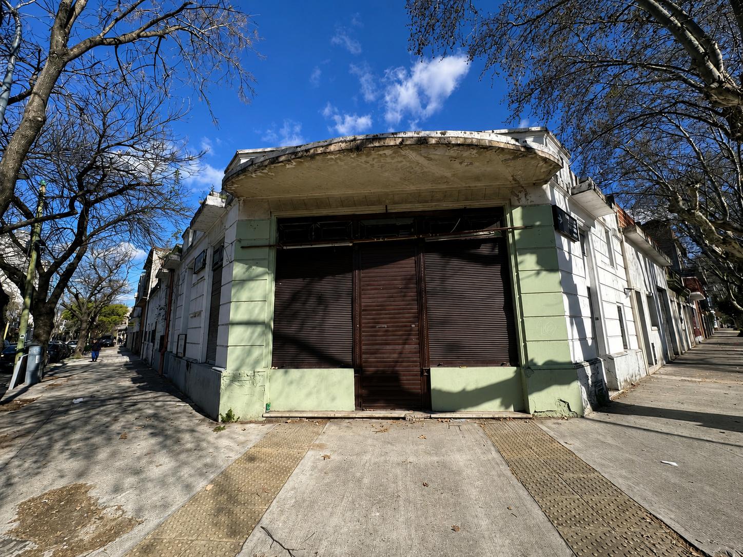 Venta - Casa a refaccionar con local comercial – Villa Santa Rita - Permuta - Principal