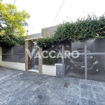 Casa en venta 3 amb moron sur remodelada a nuevo con parque y cochera