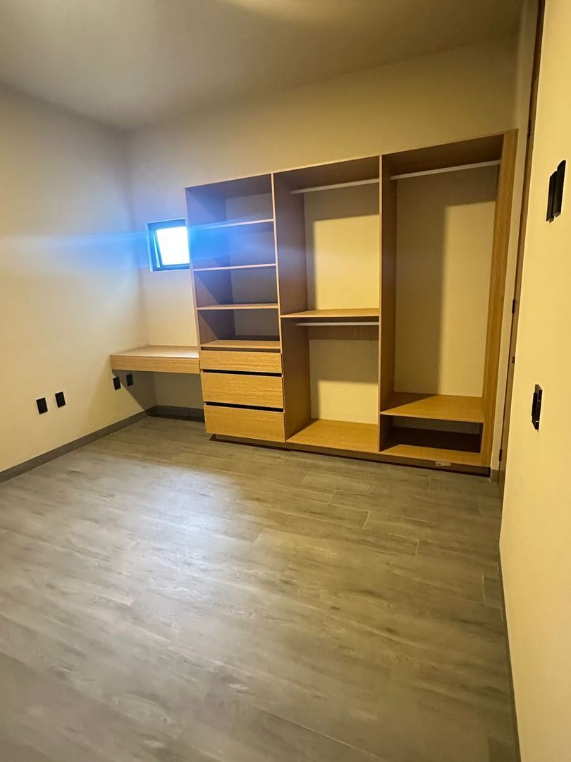 Cuarto Closet.jpeg