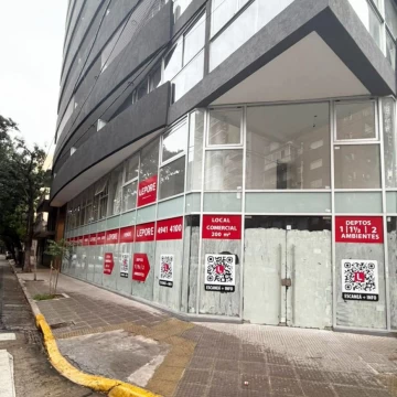 Estupendo local en esquina sobre Av. Independencia 