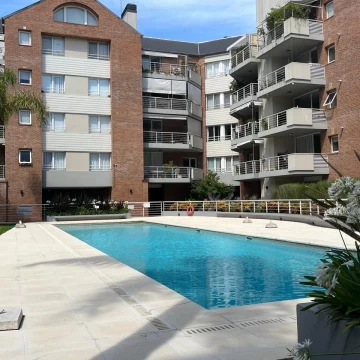 Departamento tipo casa con excepcional jardin.