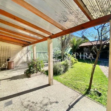 Chalet - Castelar Norte - 4 ambientes con parque, parrilla y quincho!