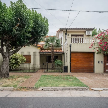 Casa de 5 ambientes, con fondo libre en Ramos Mejía!