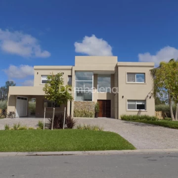 Casa Venta en Colectora Norte Acceso Oeste Km 47