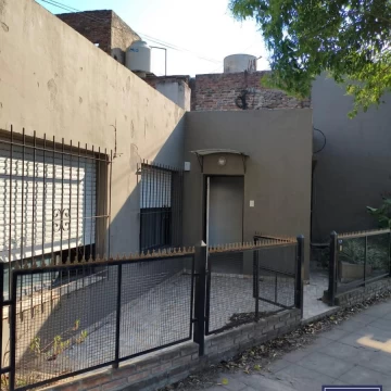 Venta de Casa 4 ambientes apta comercial en Pilar Centro