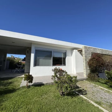 Casa en Venta en Bahía de Colonia con Piscina, Losa Radiante y 3 Dormitorios