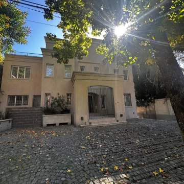Moderna casa en venta en Acassuso en Libertador al rio, jardin y pileta