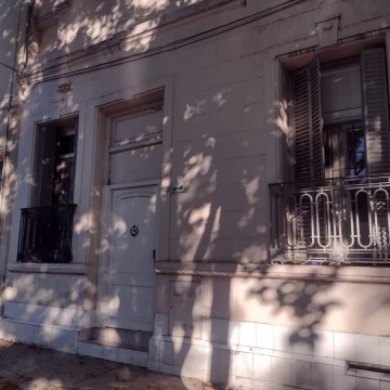 CASA EN VENTA SOBRE LOTE PROPIO  PARQUE AVELLANEDA
