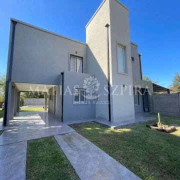 Casa en venta Francisco Alvarez 4 ambientes