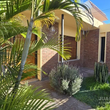 Casa en VENTA - 300 m2 - 3 dormitorios