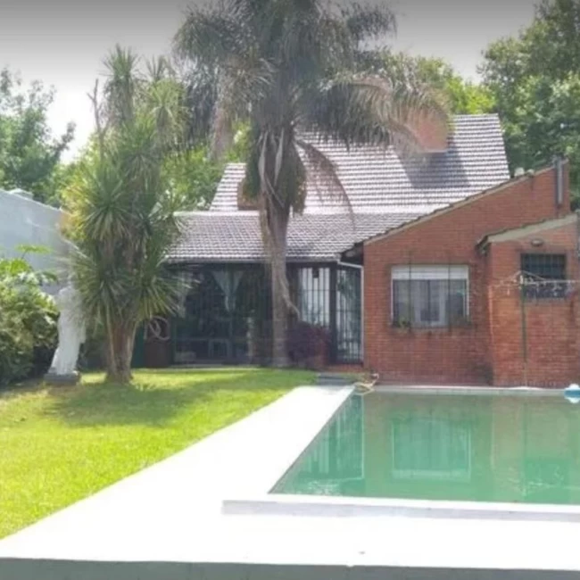 CASA EN VENTA EN MORÓN – EXCELENTE UBICACIÓN – AMPLIOS AMBIENTES – OPORTUNIDAD