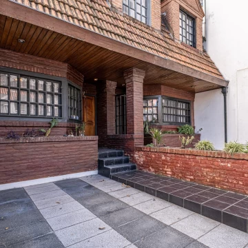 Triplex con cochera y jardin, 5 ambientes, venta Parque Chacabuco