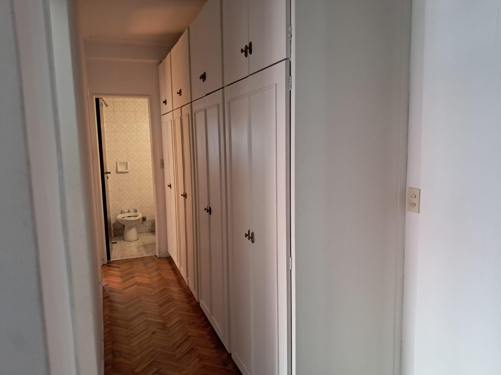Corredor que vincula las 3 habitaciones. Al costado derecho, grandes placards