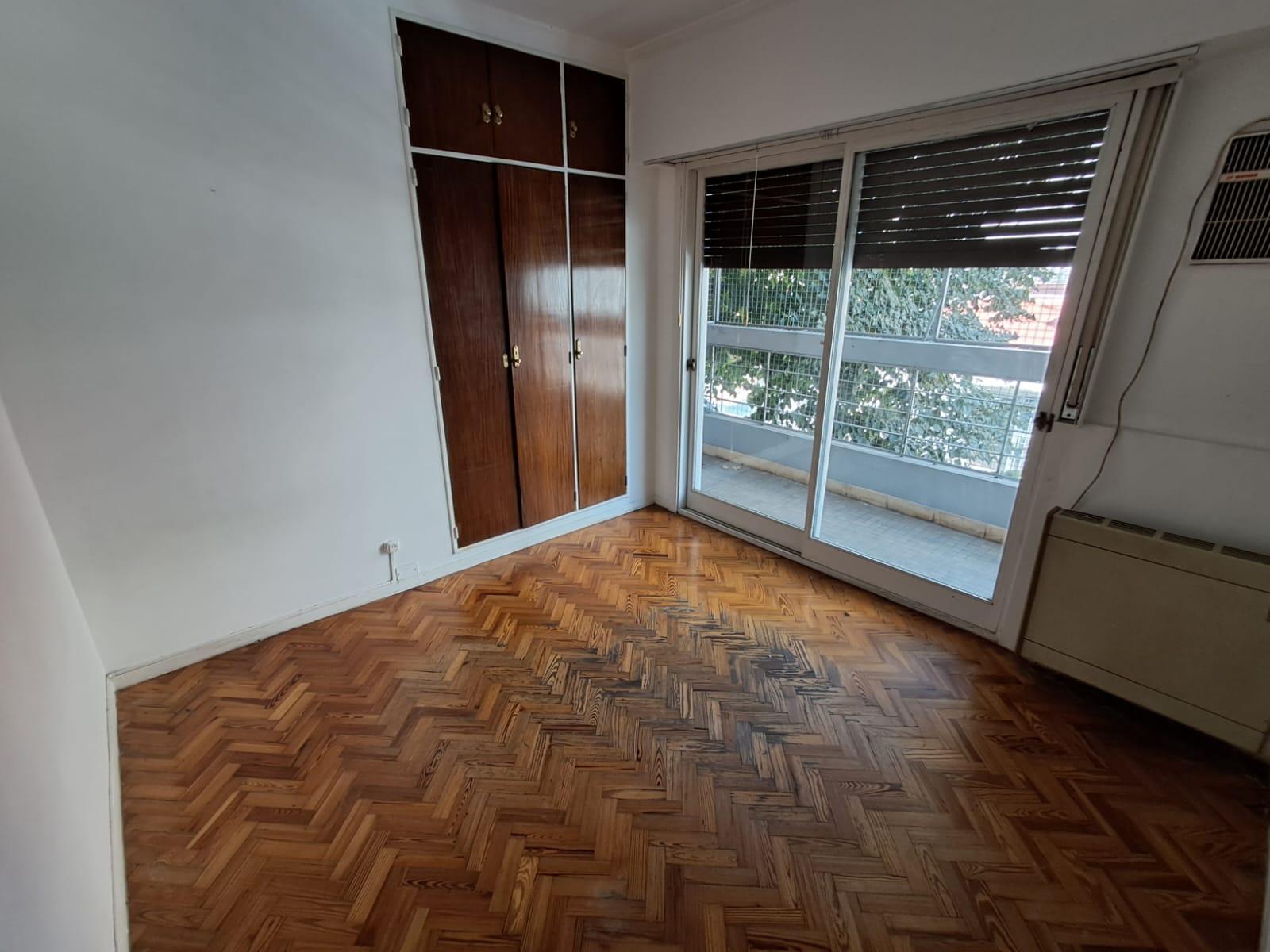 Habitación sobre Vidal, con balcón y reja de protección para niños.