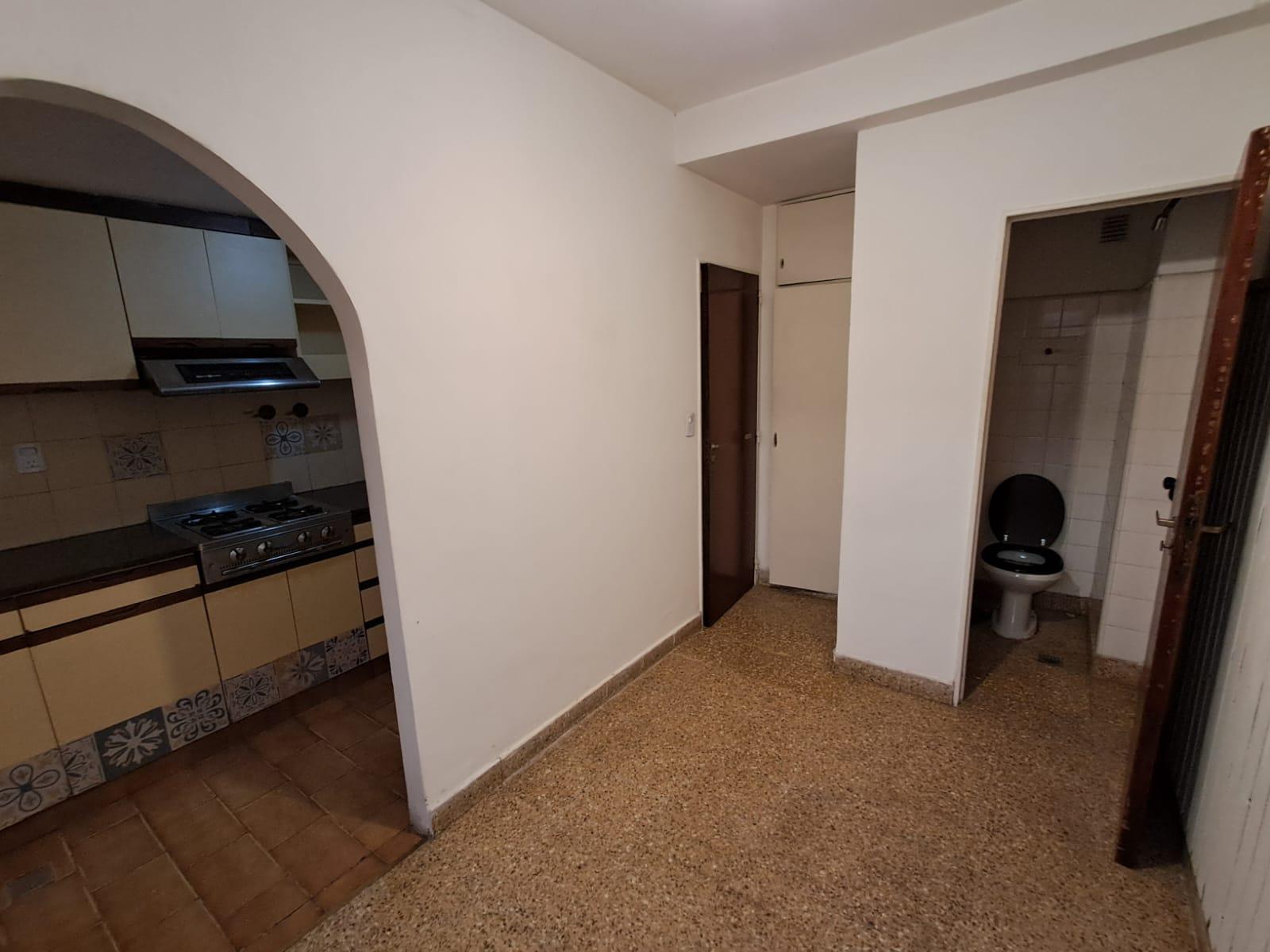 Habitación de servicio, con baño, integrada a la cocina como comedor diario