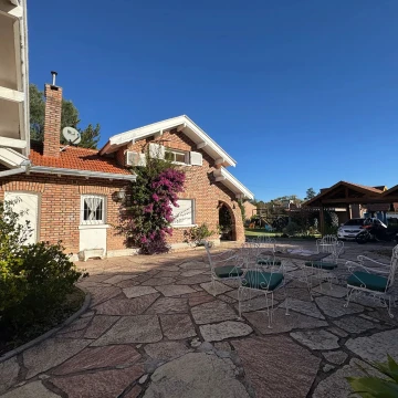 Casa Principal con Cabañas. Exelente ubicacion. Gas Natural