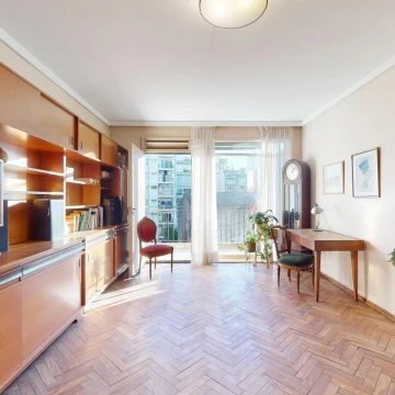 Venta Departamento 3 ambientes con dependencia, balcón y baulera en Caballito