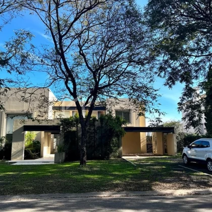 Casa Venta en Los Castores 300