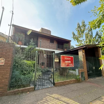APTO CRÉDITO - Casa en venta de 5 ambientes con cochera - Villa Ballester