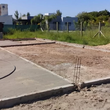 Lote con construcción en Faro del Leyes