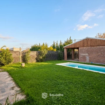 VENTA | PERMUTA - Dos casas de 1 dormitorio cada una con jardin y pileta - Las Tardes, Roldán.
