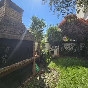 PH tipo casa en venta de 5 ambientes con jardín en Versalles