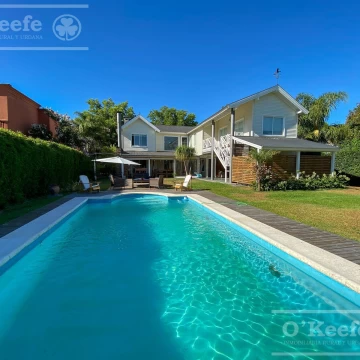 Casa en venta de 6 ambientes con vista al golf en Abril Club de Campo-Hudson. Apto Crédito
