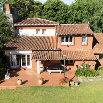 Chalet en barrio Alfar con gran terreno