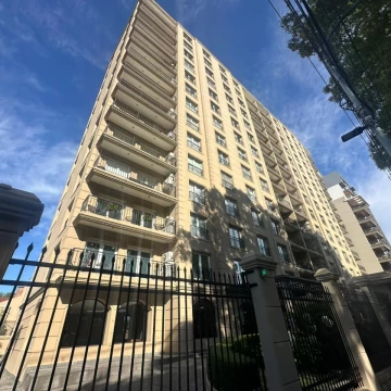 VENTA/ALQUILER DEPARTAMENTO 4 AMBIENTES DE CATEGORÍA CON DOS COCHERAS Y AMENITIES EN QUILMES CENTRO