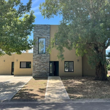 CASA EN VENTA CON RENTA - HARAS SANTA MARIA OPORTUNIDAD