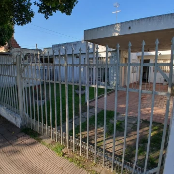 Casa 2 dormitorios, barrio Ciudadela, amplio terreno de 396 m2, ideal inversión.