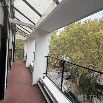 Departamento en VENTA en ACASSUSO, de vias a Libertador, con cochera y baulera.