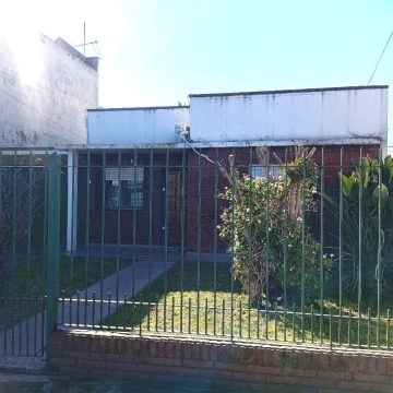 Venta casa 3 ambientes cochera y fondo-Apto Credito- Quilmes Oeste