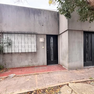 Casa en alquiler, de 3 dormitorios con patio en La Plata.