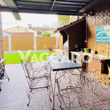 Venta de Casa 4 AMBIENTES en Castelar, Morón
