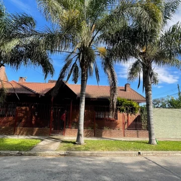 Venta Casa 3 ambientes con Cochera y 2 Patios