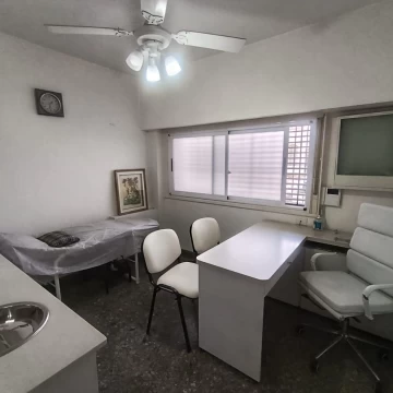 Venta Departamento 3 ambientes - Consultorios equipados y Cochera Fija en Monte Castro