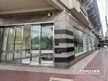 Venta Local comercial en esquina. Tribunales.