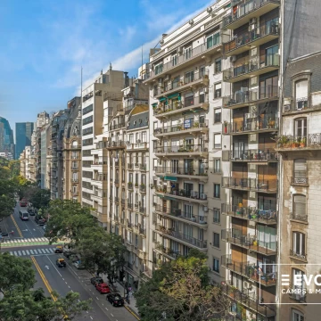 Venta Departamento 4 ambientes con cochera. Recoleta.