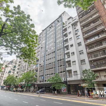 Venta Oficina con despachos, salas de reuniones y cochera en Tribunales