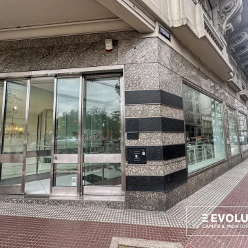 Venta Local comercial en esquina. Tribunales.