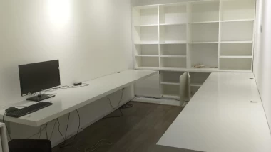 Alquiler oficinas con sala de reuniones, espacios de trabajo, cocina, balcón. Monserrat