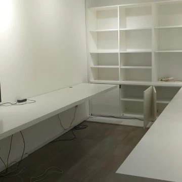 Alquiler oficinas con sala de reuniones, espacios de trabajo, cocina, balcón. Monserrat