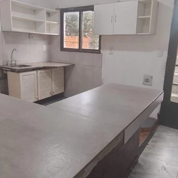 Casa de 2 dormitorios con monoambiente y patio en Melchor Romero