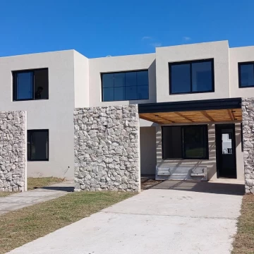Casa en Venta 3 Dormitorios en Suite con Pileta - Pilará Tilbury.