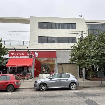 Local en zona Comercial Cerro De Las Rosas. Tejeda al 4000.