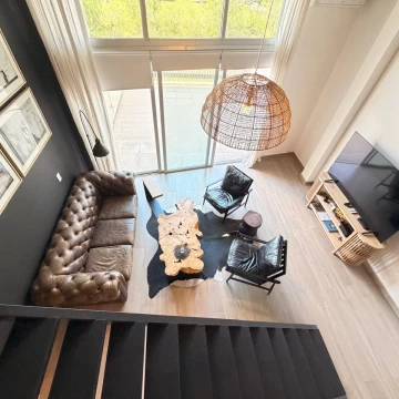 Departamento de dos ambientes con dos baños, terraza y vista al espejo de agua